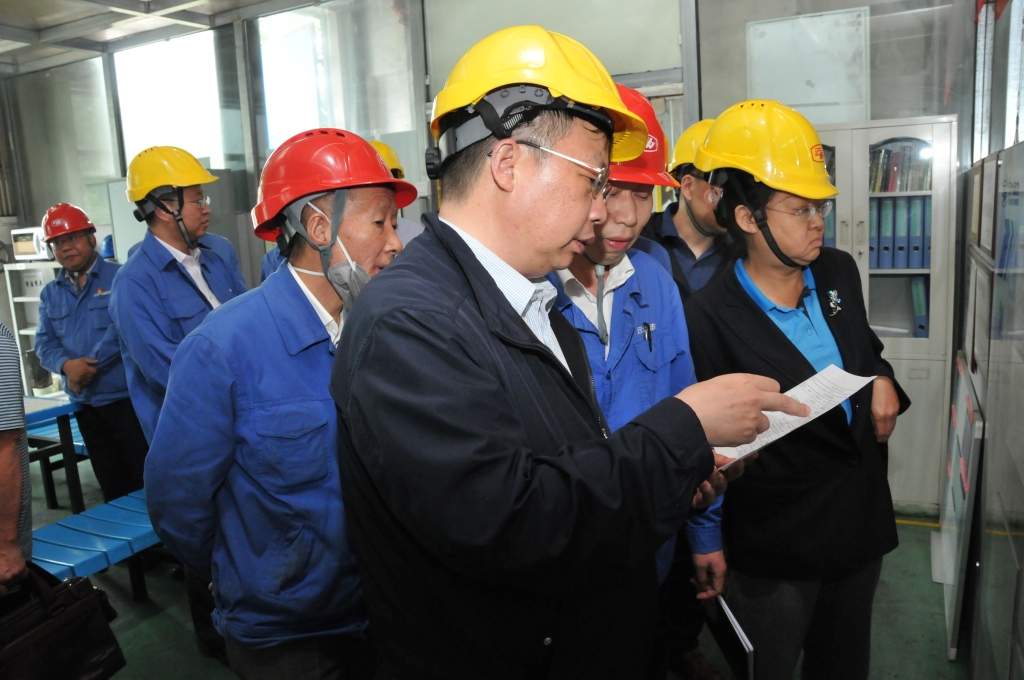党委书记、董事长杨波带队检查标准化生产工作